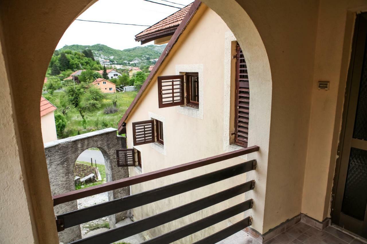 Holiday Home Milanovic Cetinje Bagian luar foto